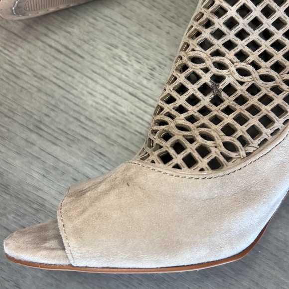 Vince Camuto Gerby Chateau True Suede Perforated Open Toe Heel Bootie 7 1/2 - Picture 5 of 6
